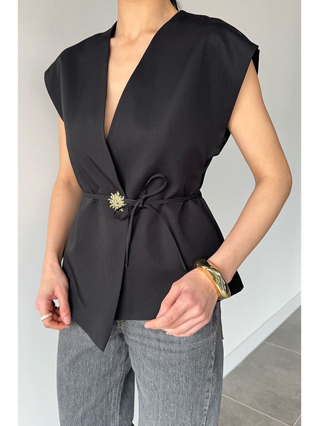 Siyah Kadın Bel Bağlamalı Gold Düğmeli Yelek-2