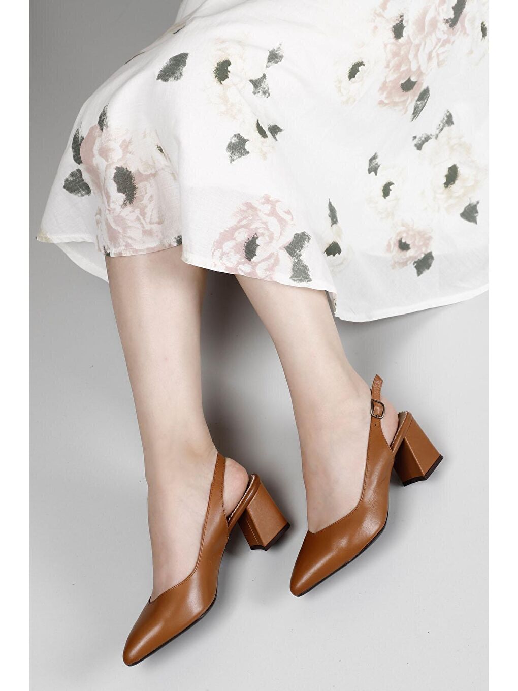 Kahverengi TABA-KAHVERENGİ  Hakiki Deri Sivri Burun Orta Kalın Topuklu Arkası Açık Kadın Yazlık Ayakkabı 24118
