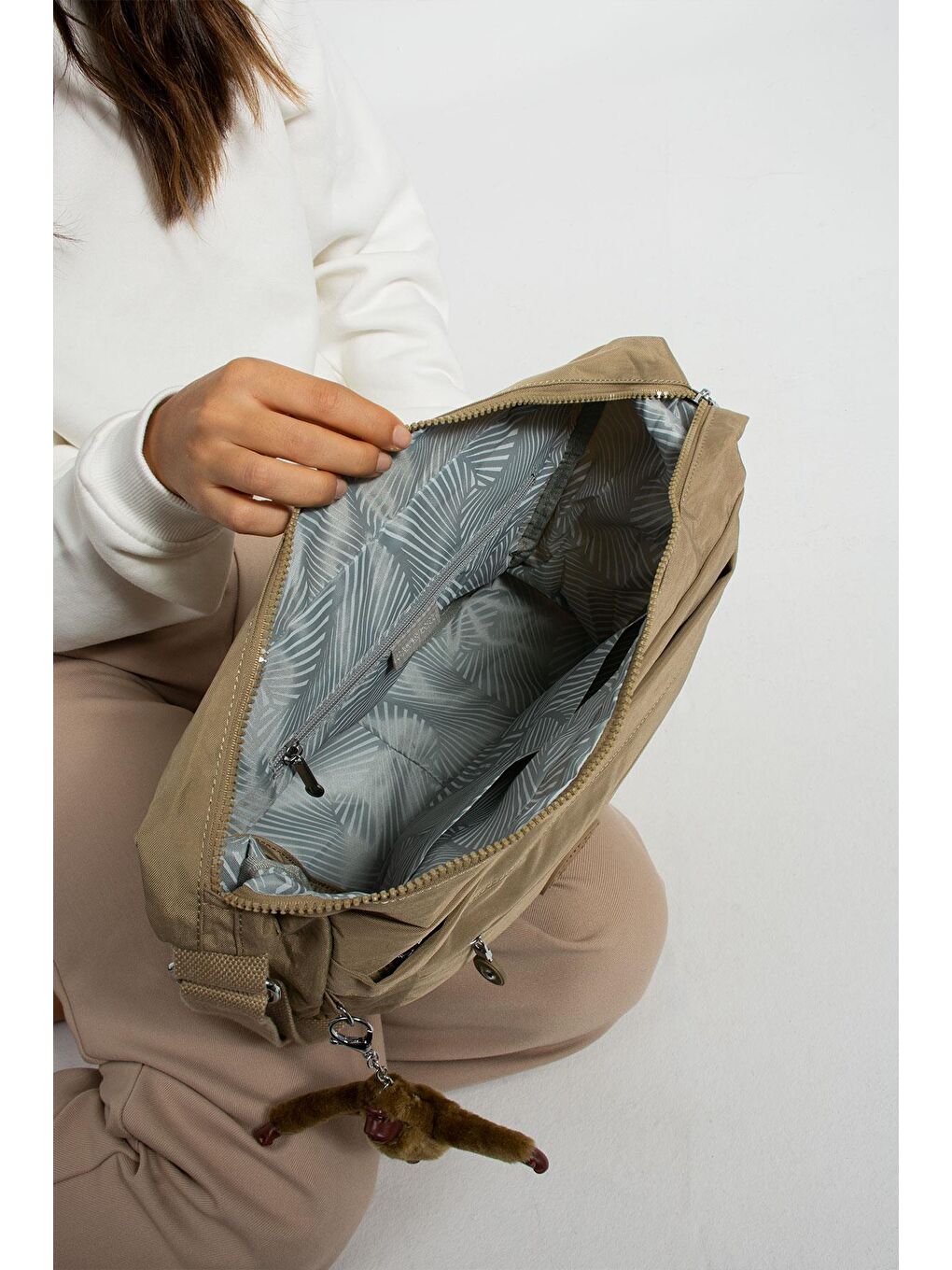 Bej Martinez Hafif, Su Geçirmez, Çok Gözlü Kadın Omuz Postacı Çantası BP-4848O-3