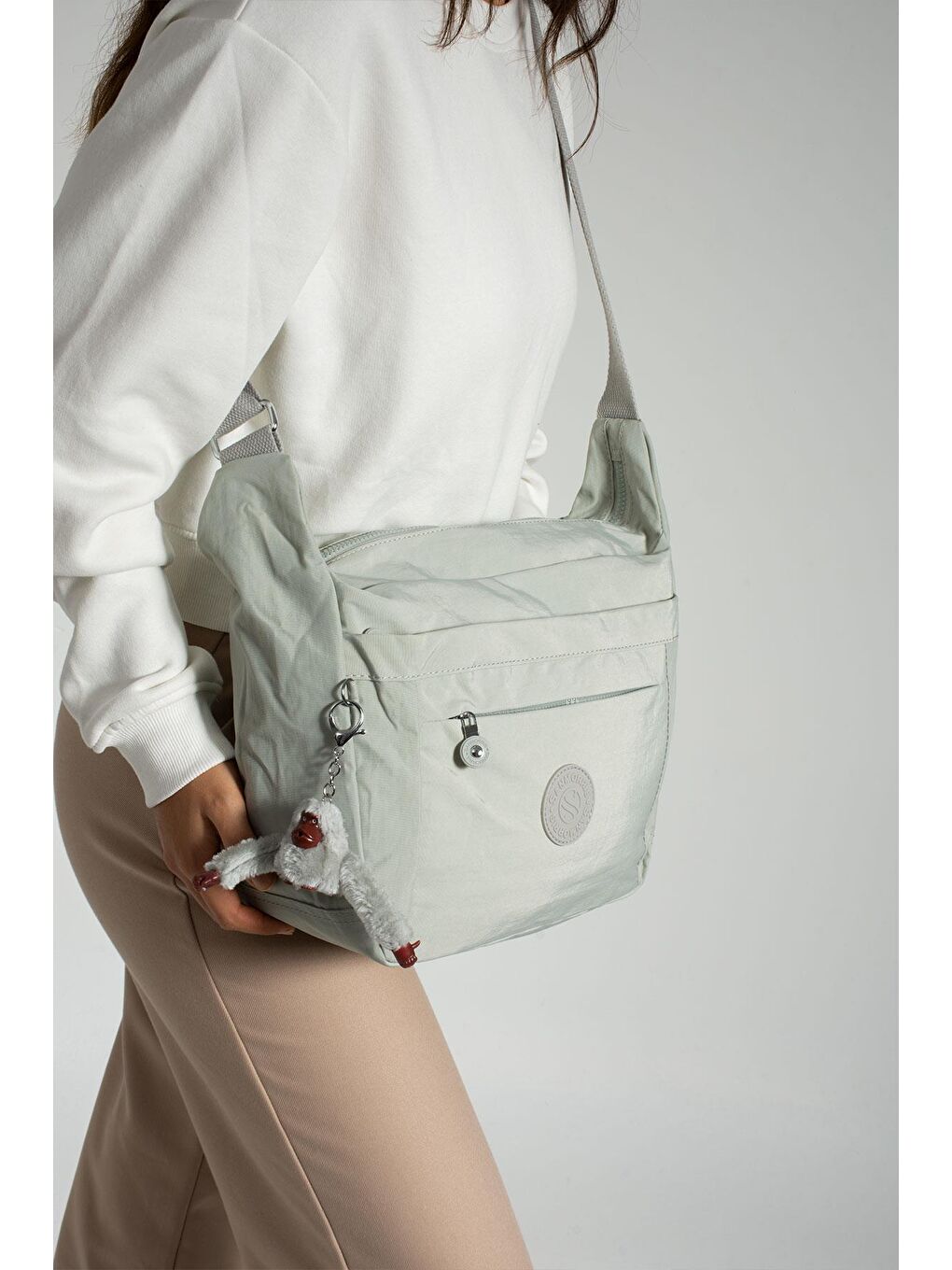 Gri Martinez Hafif, Su Geçirmez, Çok Gözlü Kadın Omuz Postacı Çantası BP-4848O-1