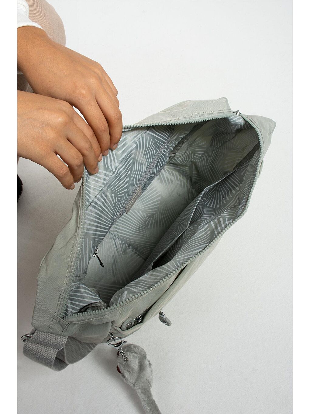 Gri Martinez Hafif, Su Geçirmez, Çok Gözlü Kadın Omuz Postacı Çantası BP-4848O-3