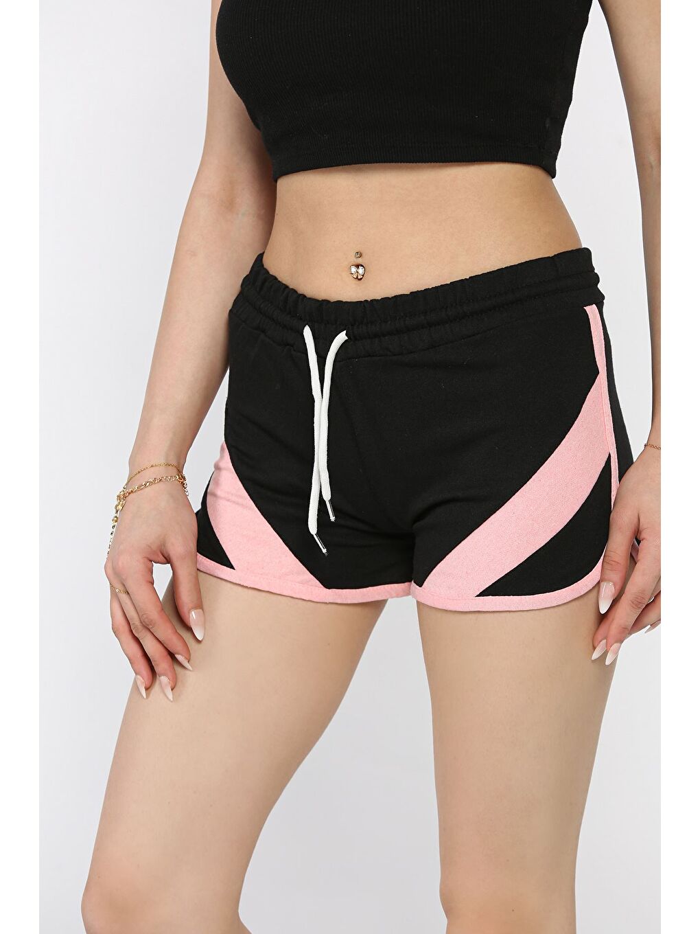 Siyah Biyeli Kadın Baskılı Mini Şort-1