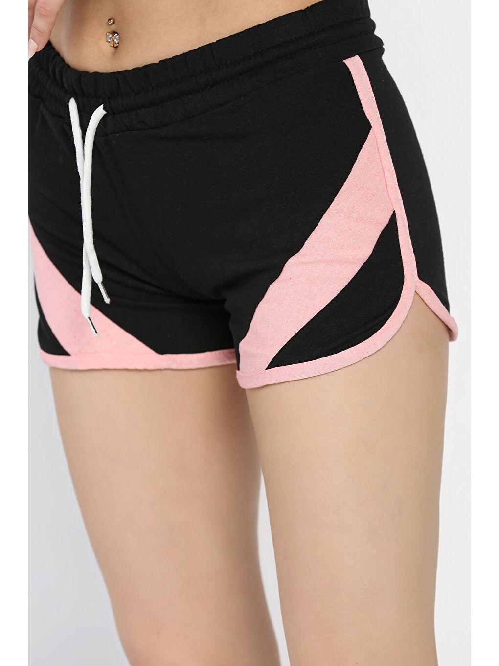 Siyah Biyeli Kadın Baskılı Mini Şort-3