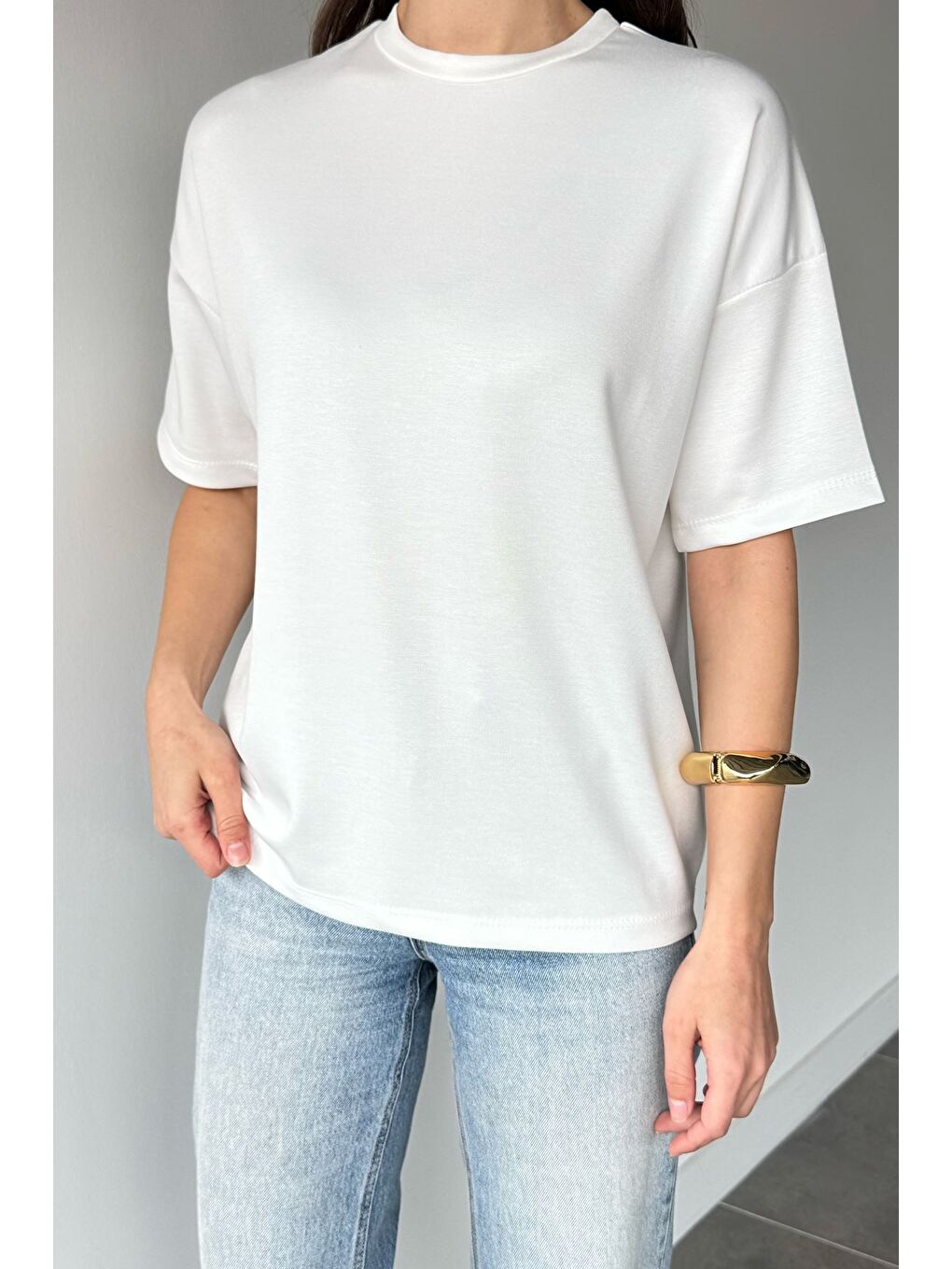 Beyaz Bisiklet Yaka Kadın Tişört-1