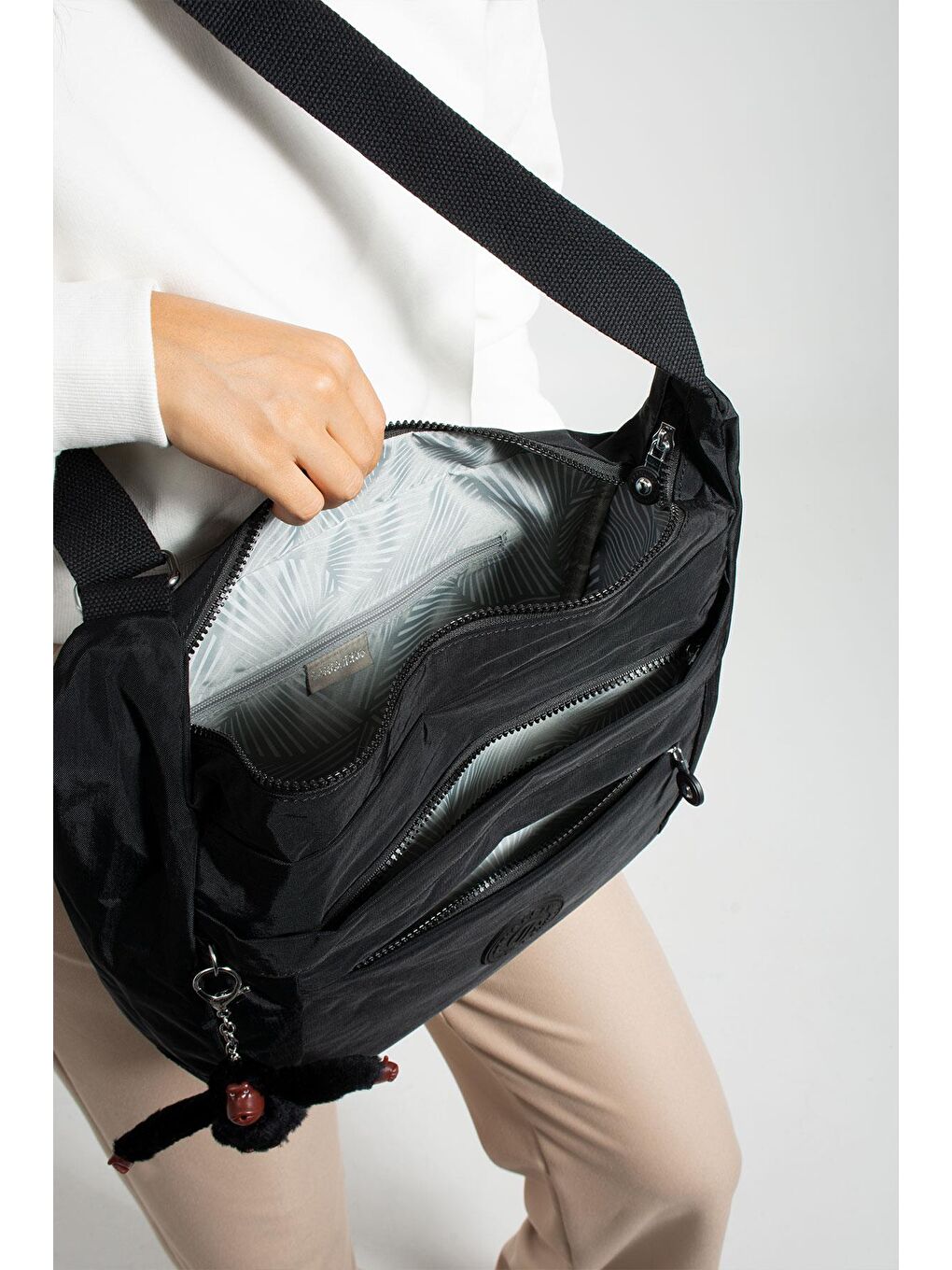 Siyah Martinez Hafif, Su Geçirmez, Çok Gözlü Kadın Omuz Postacı Çantası BP-4848O-3