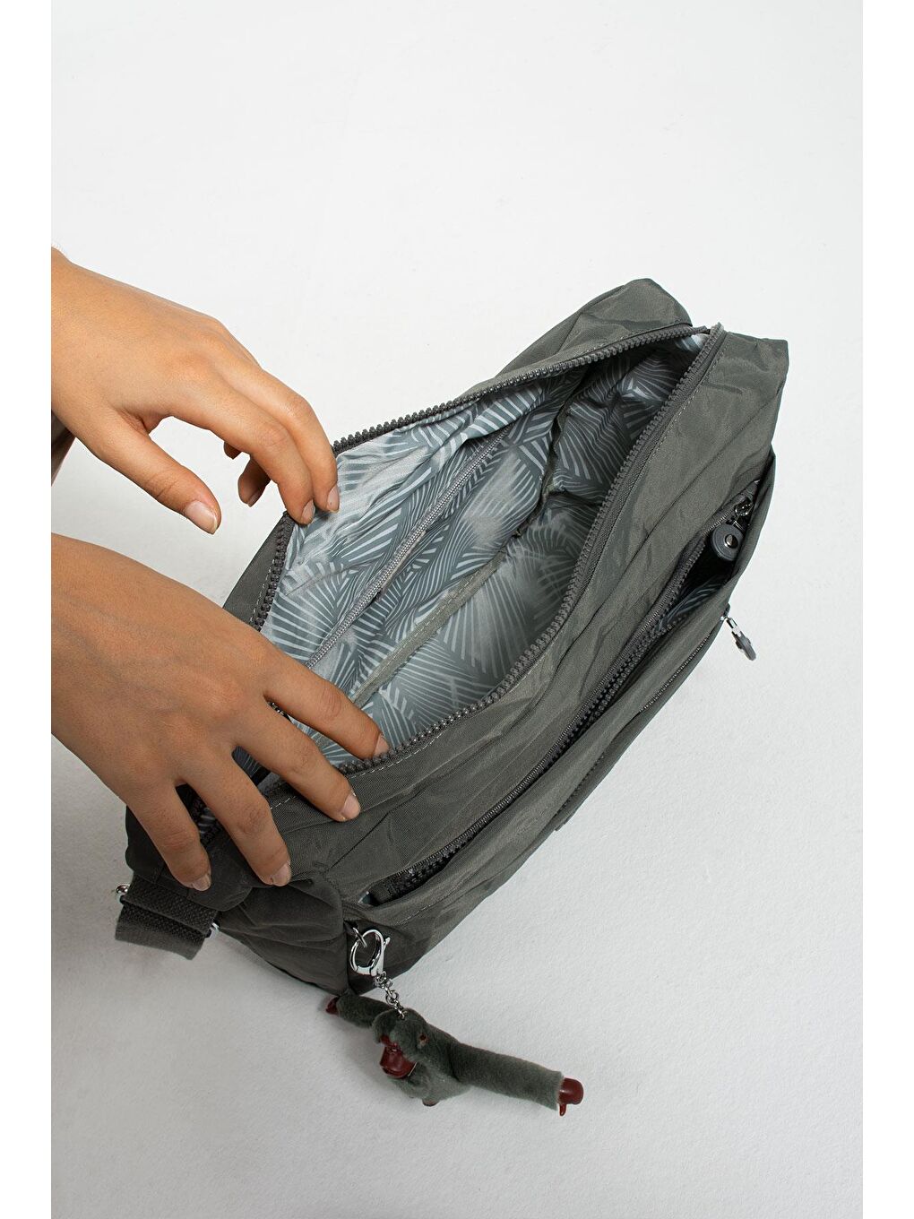 Gri Martinez Hafif, Su Geçirmez, Çok Gözlü Kadın Omuz Postacı Çantası BP-4848O-3