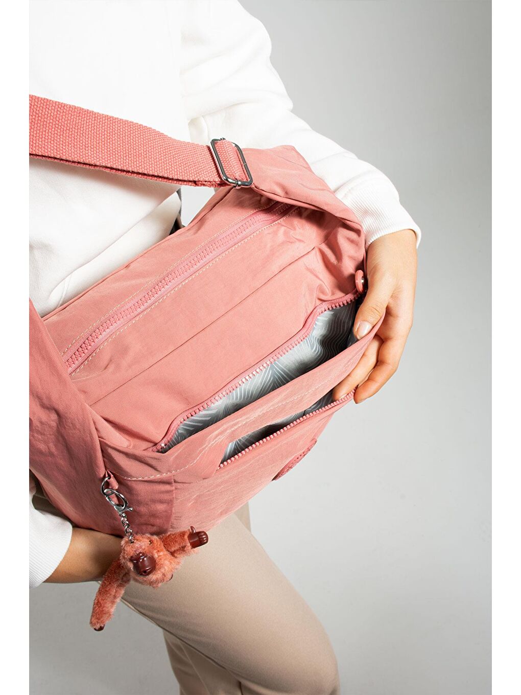 Pembe Martinez Hafif, Su Geçirmez, Çok Gözlü Kadın Omuz Postacı Çantası BP-4848O-3