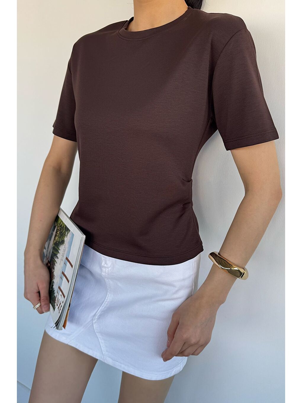 Kahverengi Kadın Bisiklet Yaka Yan Büzgü Detaylı Tişört-1