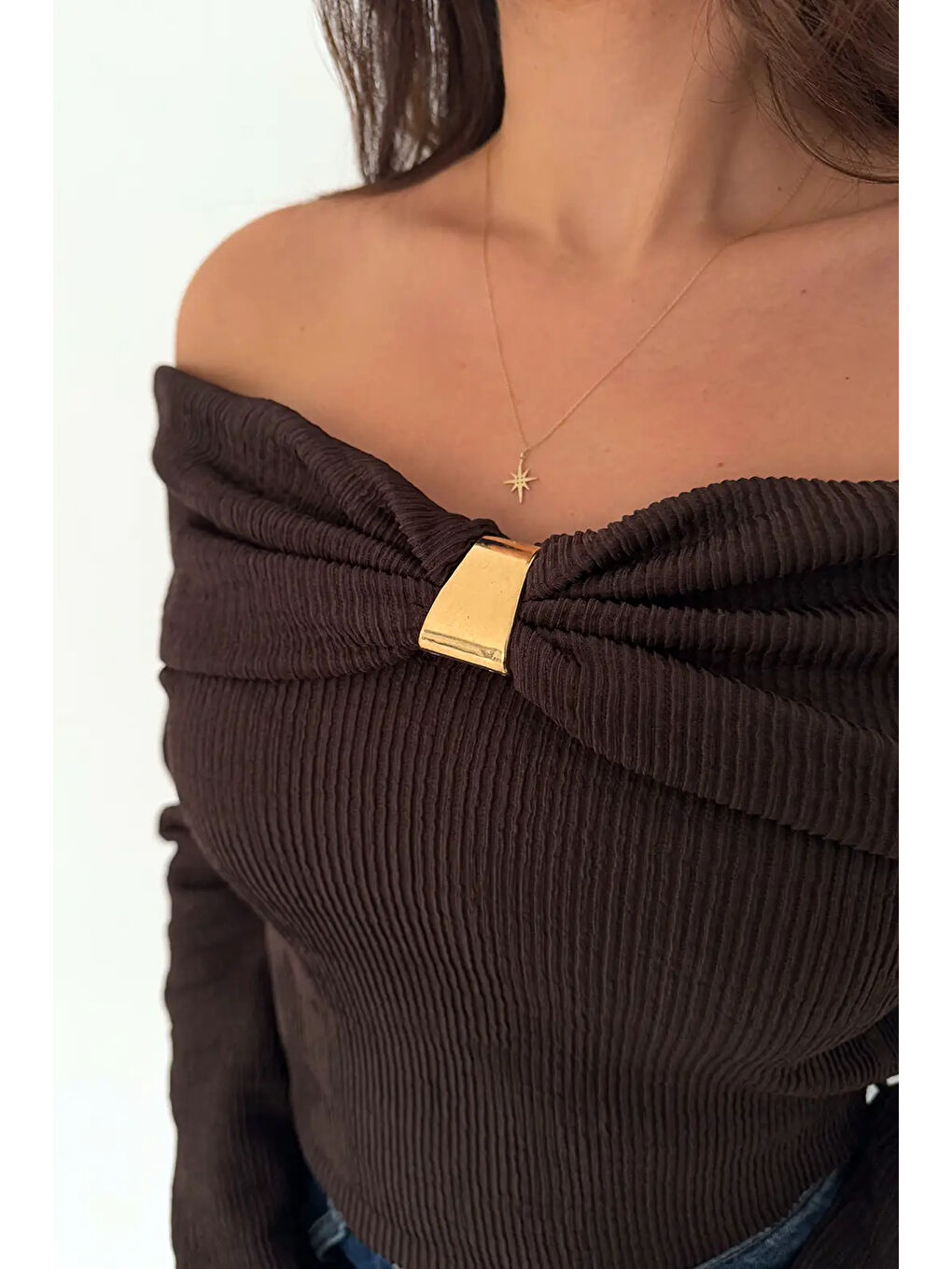 Kahverengi Kadın Omuz Açık Toka Detaylı Bluz-2