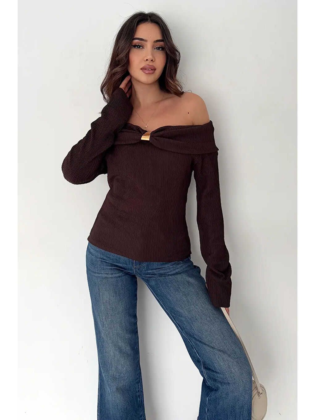 Kahverengi Kadın Omuz Açık Toka Detaylı Bluz-4