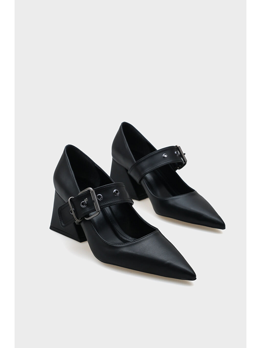 Bej Roda Sivri Burunlu Orta Topuklu Metal Tokalı Kadın Ayakkabı