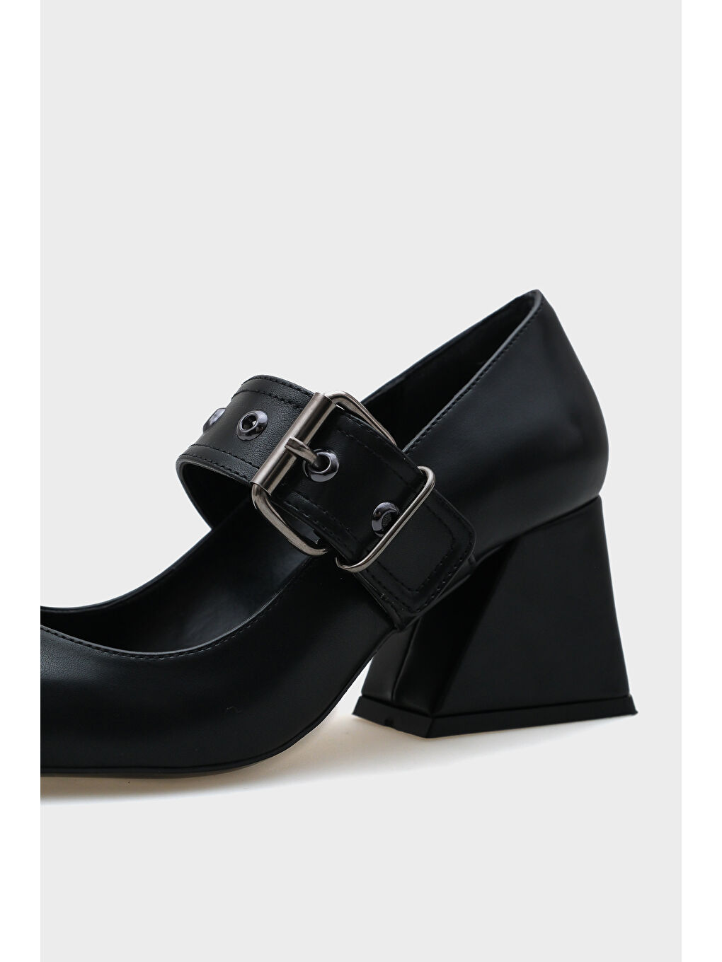 Bej Roda Sivri Burunlu Orta Topuklu Metal Tokalı Kadın Ayakkabı-4