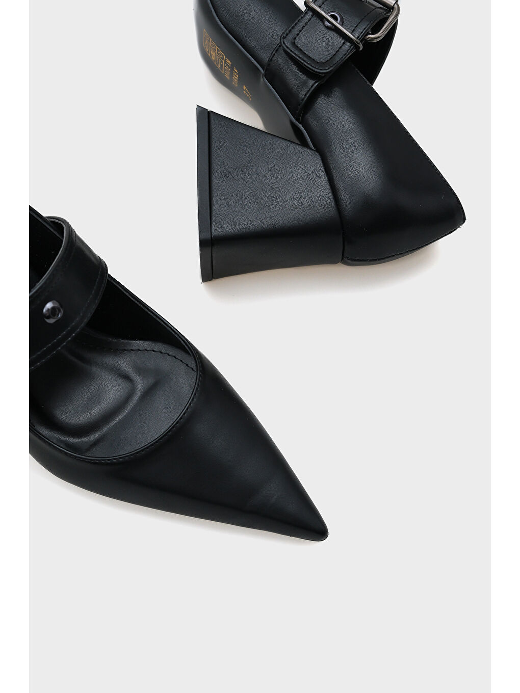 Bej Roda Sivri Burunlu Orta Topuklu Metal Tokalı Kadın Ayakkabı-5