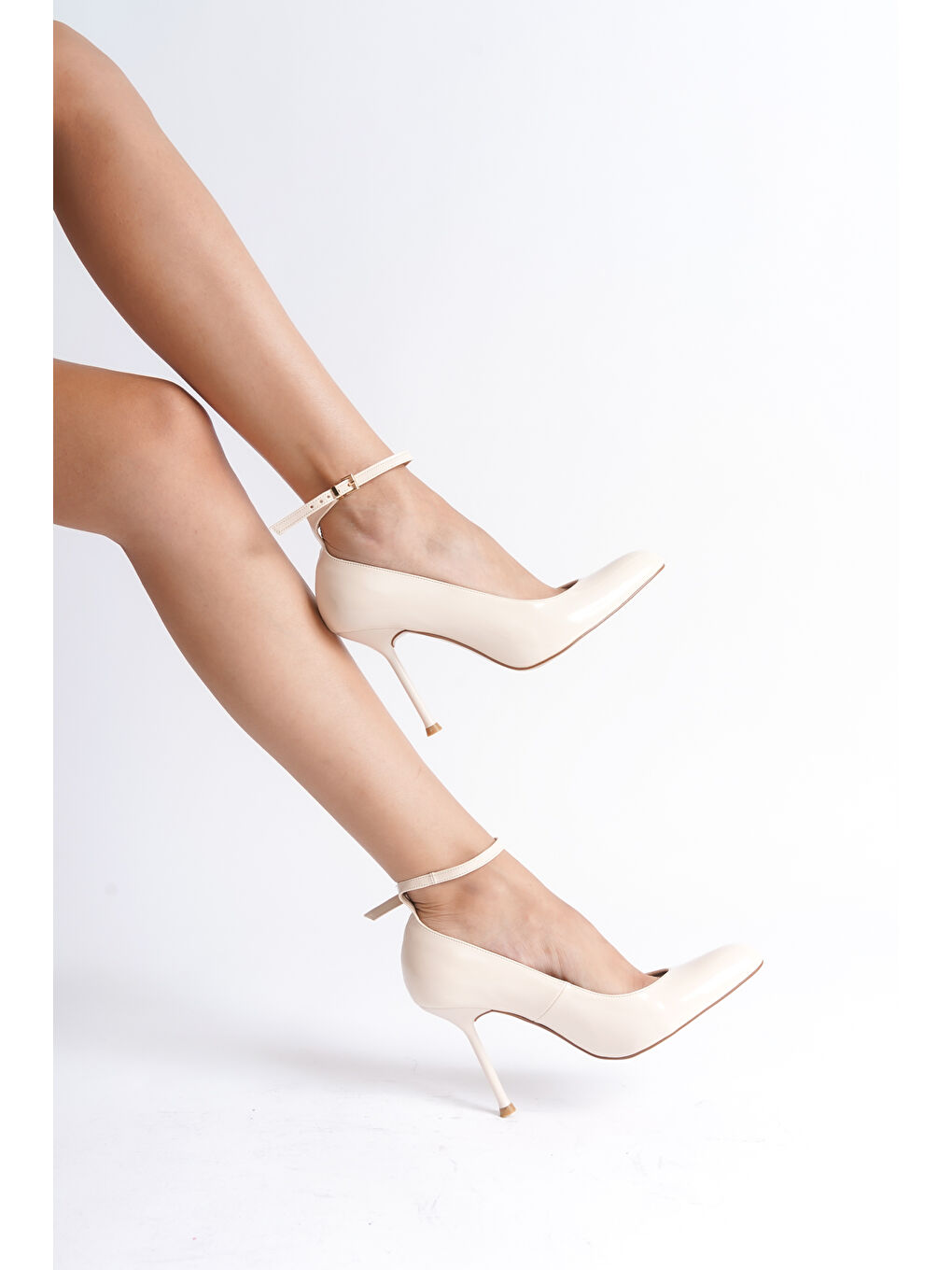 Bej Bilekten Bantlı Yuvarlak Burunlu Yüksek Topuklu Kadın Ayakkabı-4