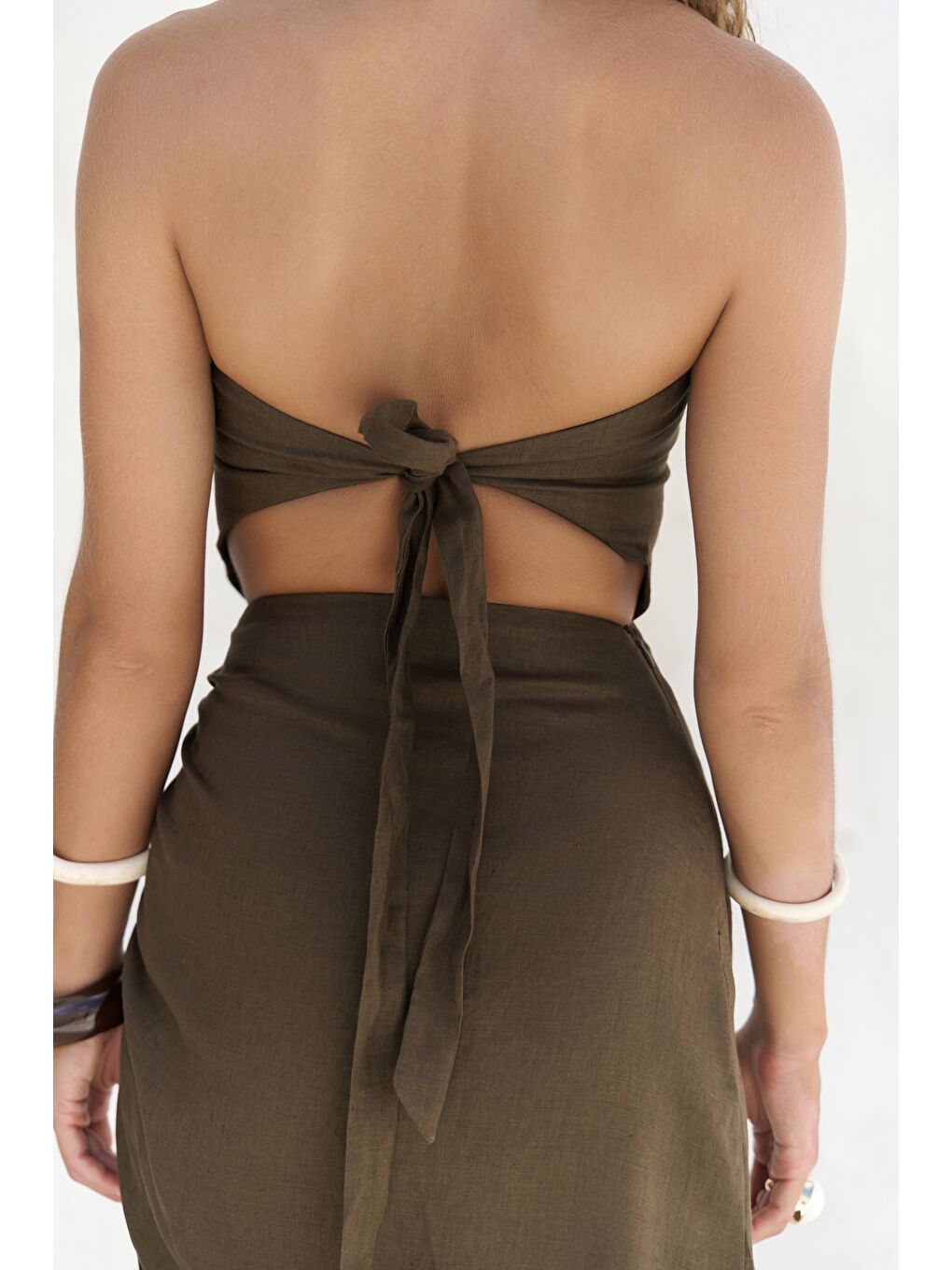 Kahverengi Abrossa Boyundan Bağcıklı Asimetrik Kahve Keten Elbise-5