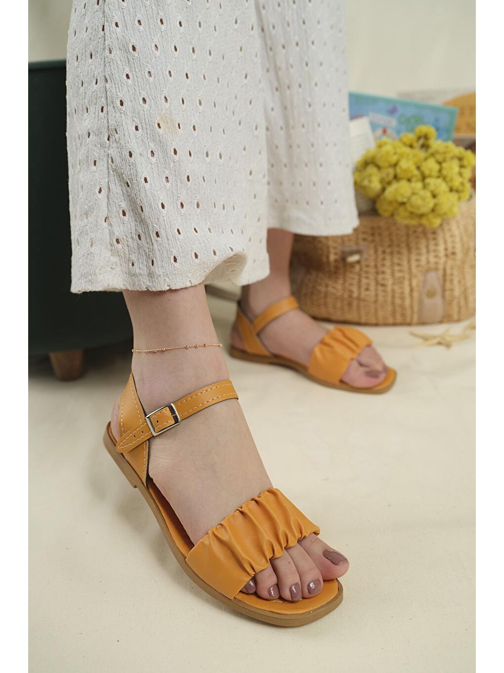 Sarı Sens Büzgü Detaylı Kadın Sandalet-1