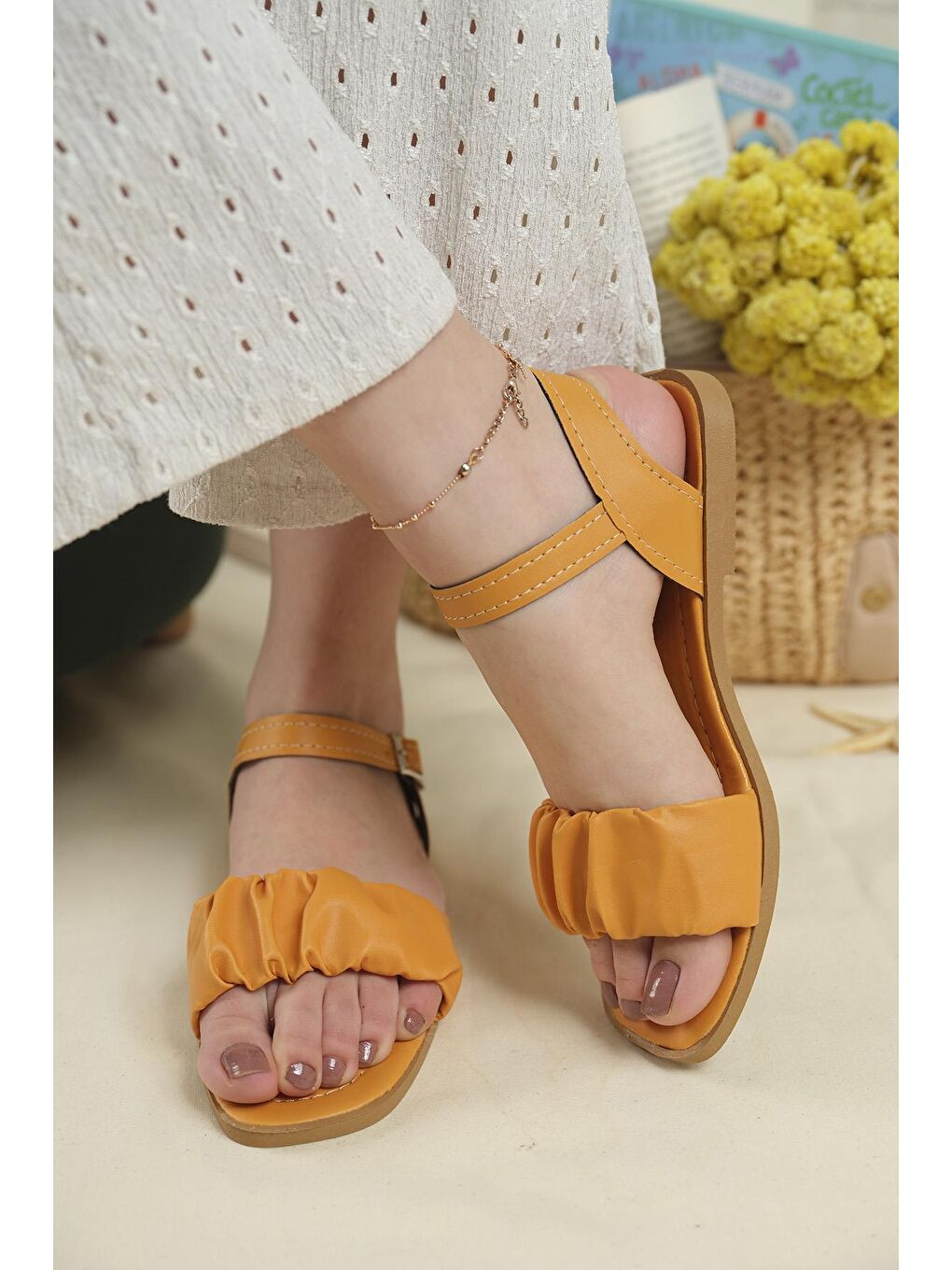 Sarı Sens Büzgü Detaylı Kadın Sandalet-2