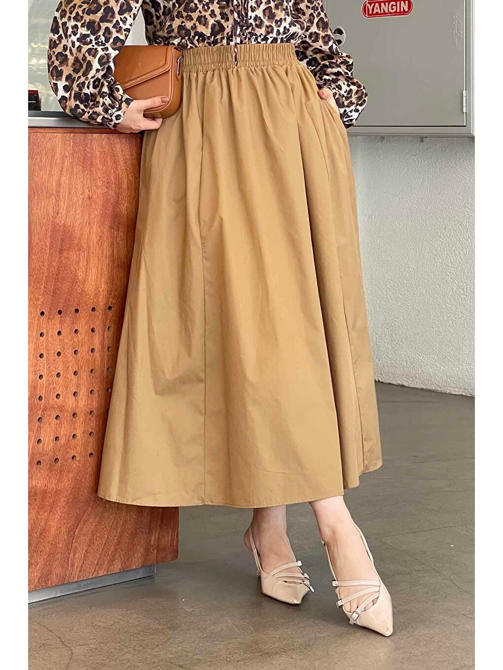 Kahverengi Cep Detaylı Kloş Keten Etek Camel-2