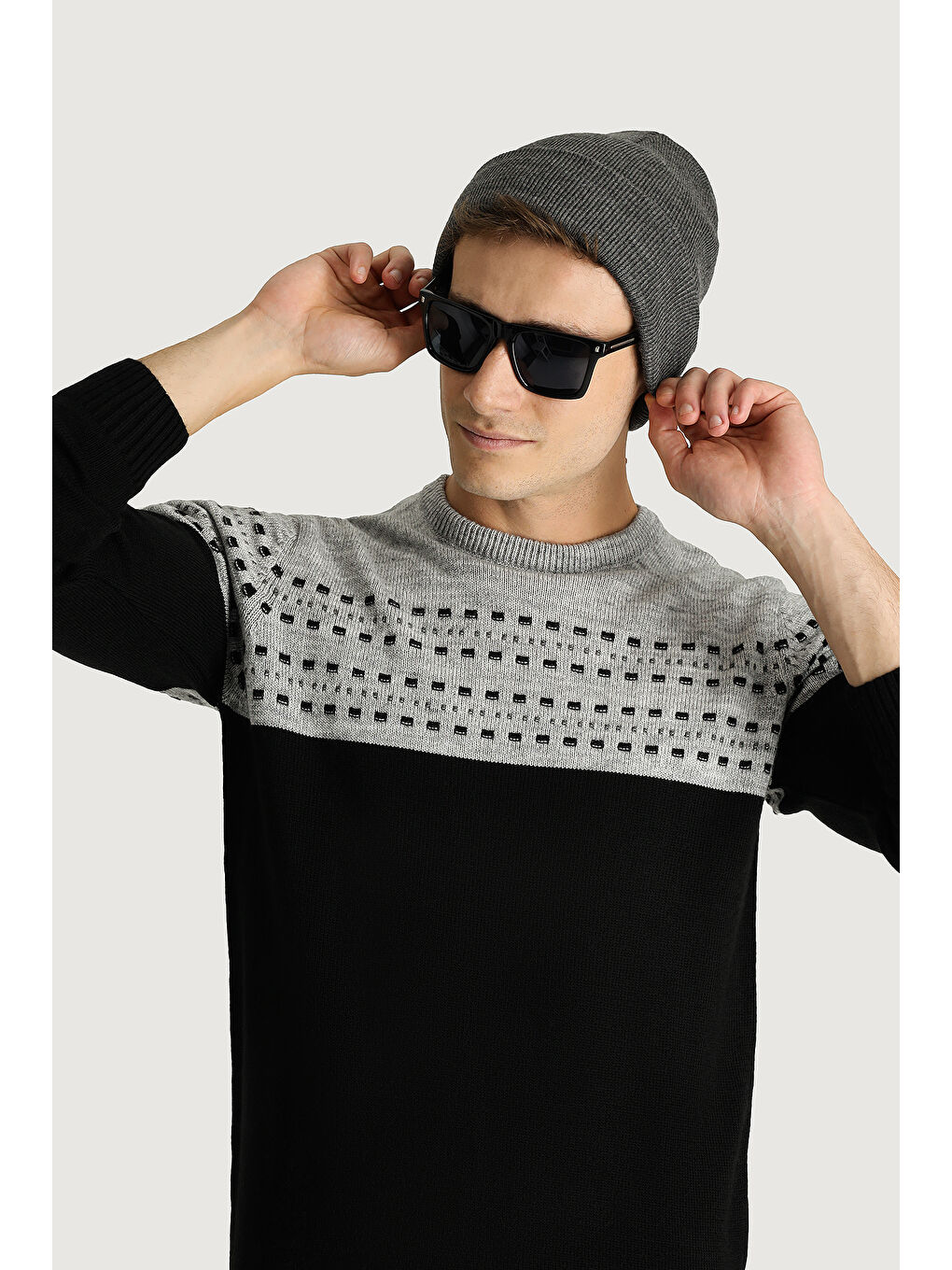 Siyah Bisiklet Yaka Slim Fit Dar Kesim Desenli Triko Kazak