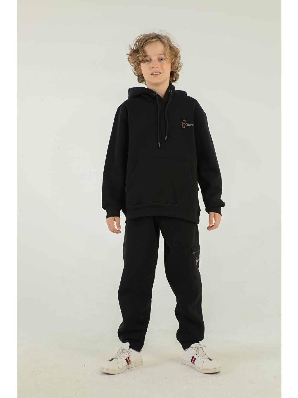 Siyah Kapüşonlu Kargo Cepli Baskı Detaylı Erkek Çocuk Eşofman Takımı