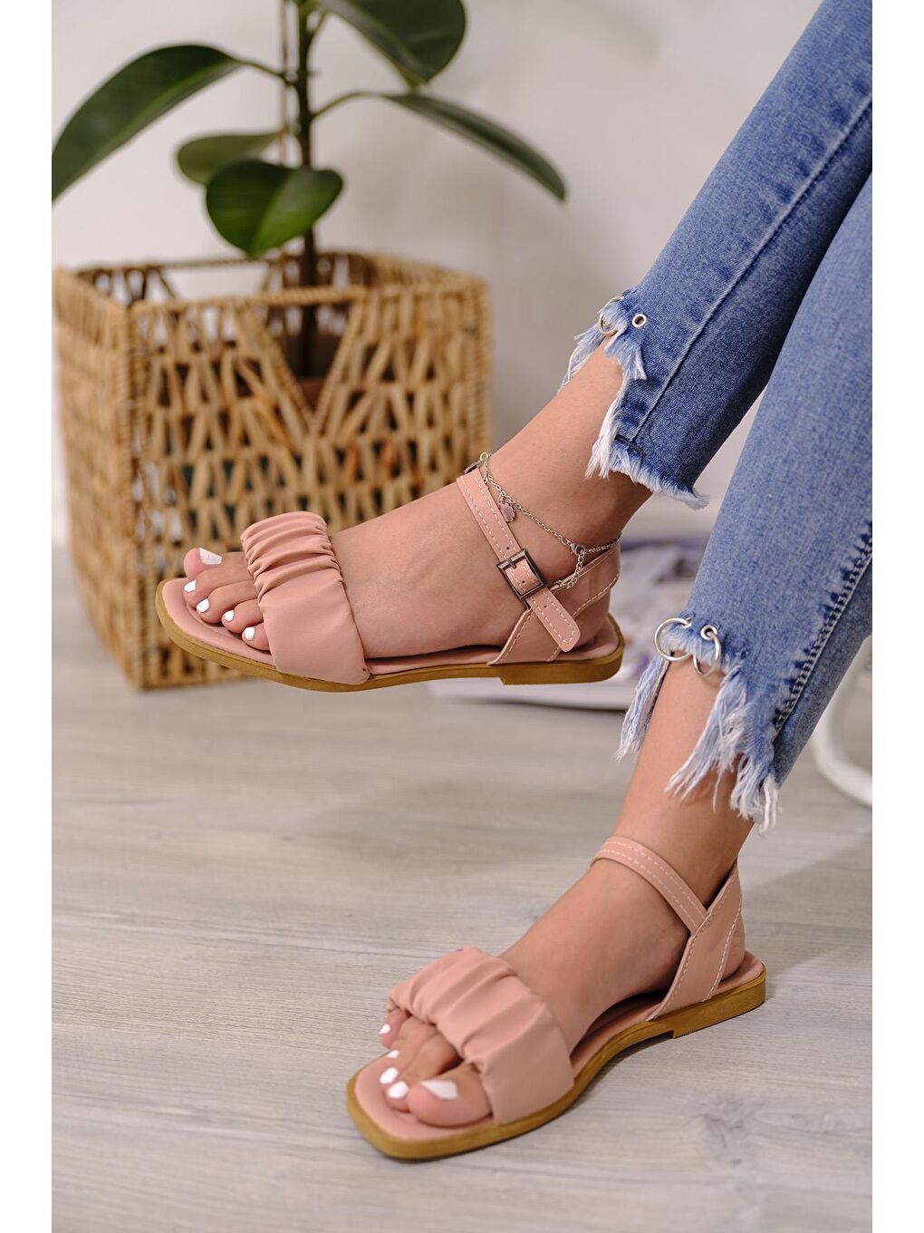 Pembe Sens Büzgü Detaylı Kadın Sandalet-2