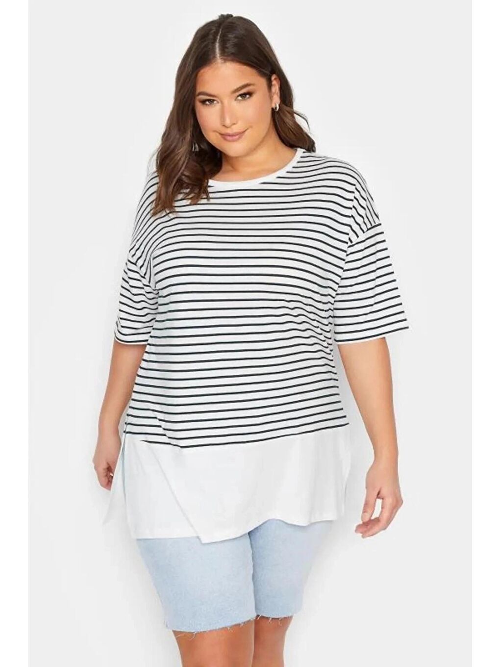 Beyaz Büyük Beden Bisiklet Yaka Kısa Kollu Yırtmaç Detaylı Çizgili Tişört 301617