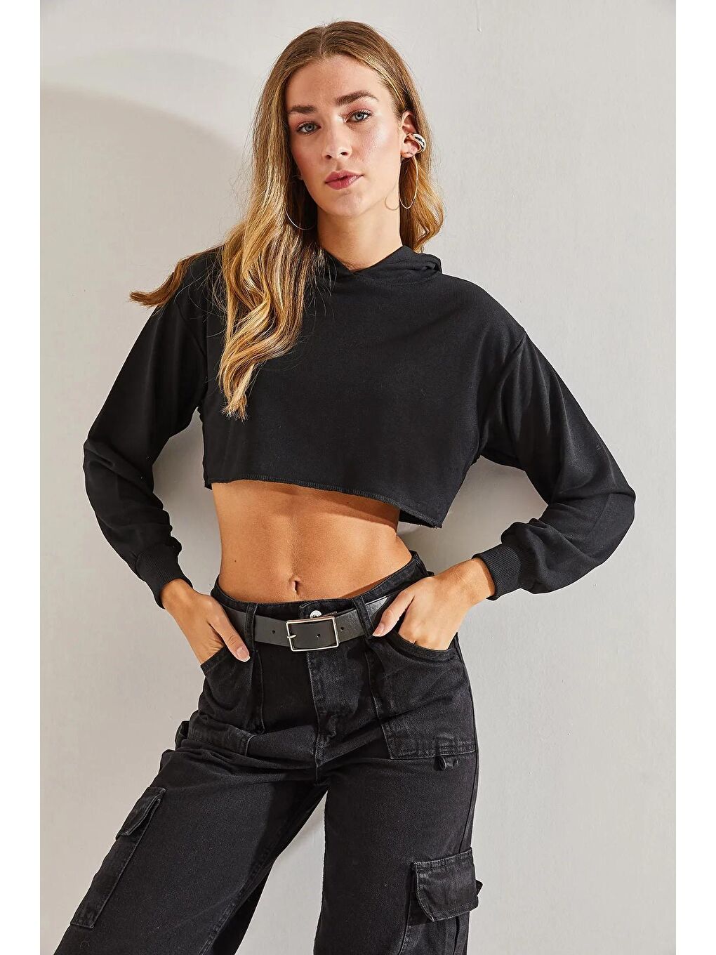 Siyah Kadın Kapişonlu Crop Sweatshirt-1
