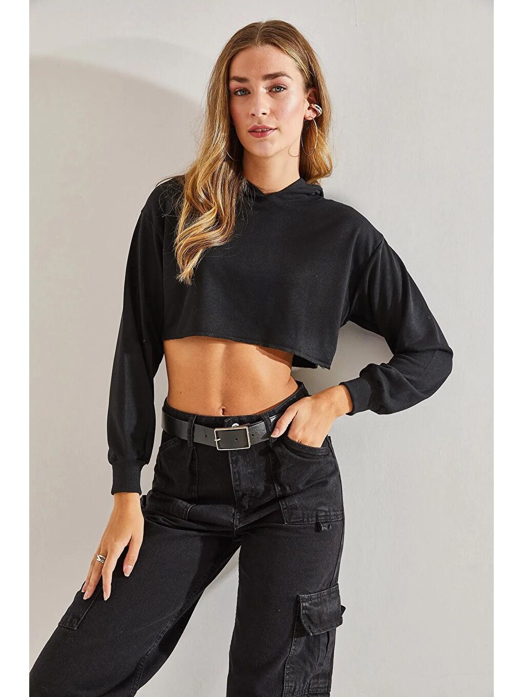 Siyah Kadın Kapişonlu Crop Sweatshirt-3