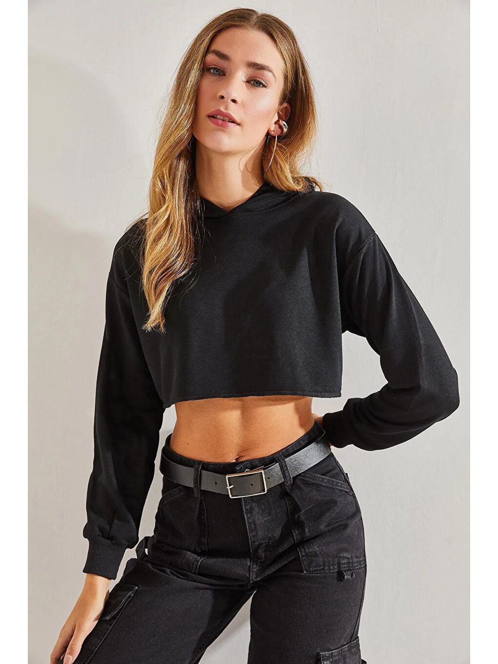Siyah Kadın Kapişonlu Crop Sweatshirt-4