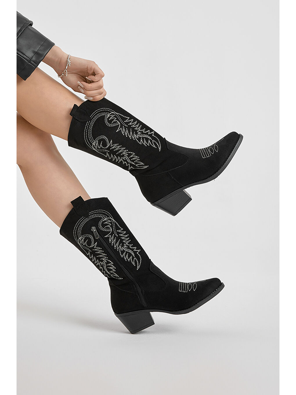 Kadın Siyah Süet Termo Taban Nakış İşlemeli Fermuarlı Topuklu Western Kovboy Bot