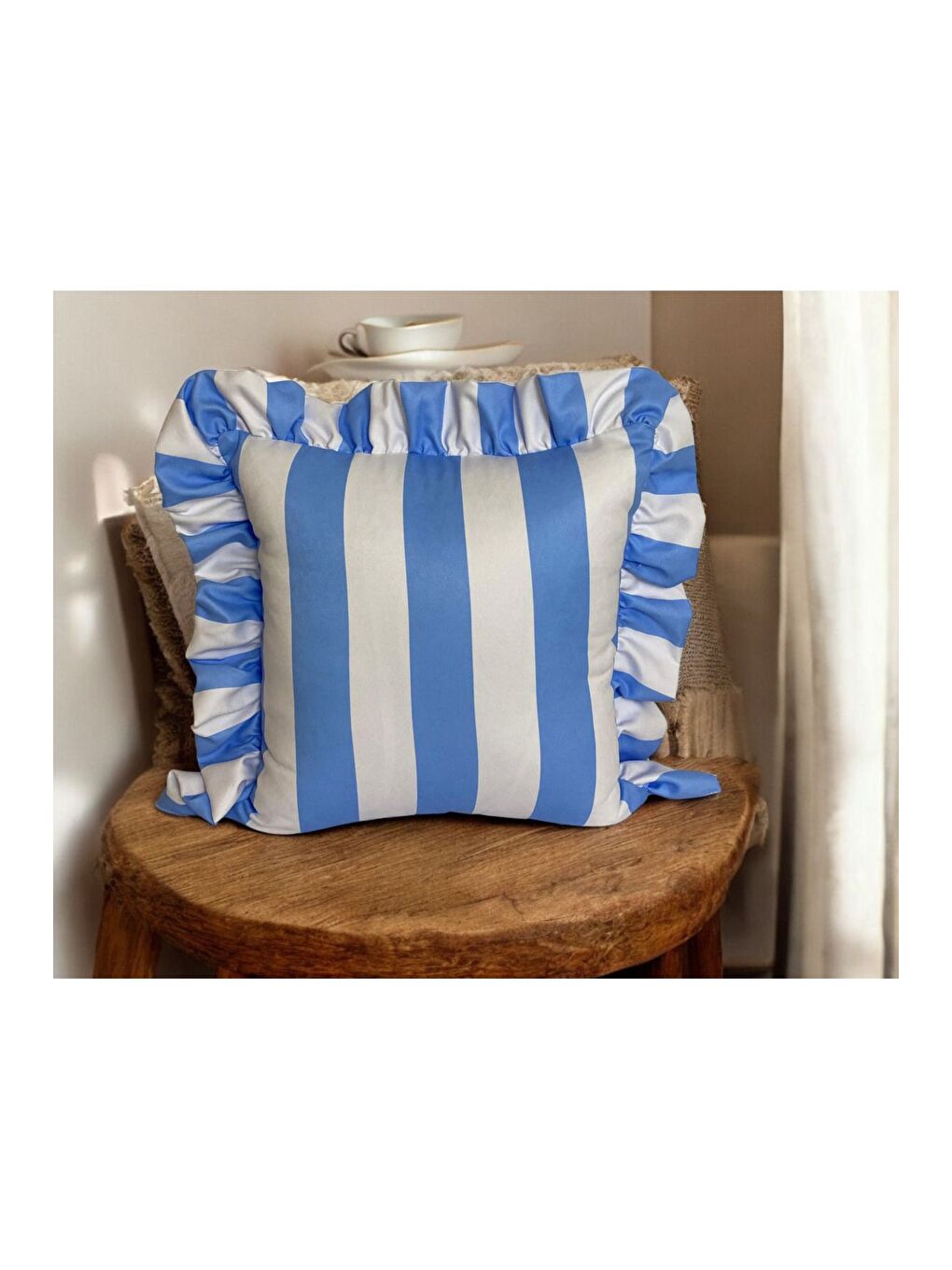 Mavi Beyaz Çizgili Desen Fırfırlı Dekoratif Kırlent Kılıfı-1