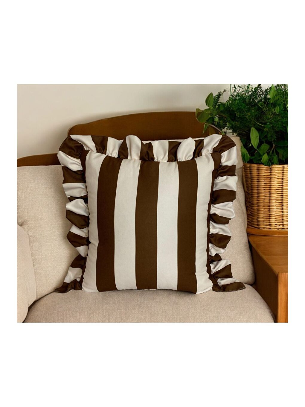 Kahverengi Kahve Krem Çizgili Desen Fırfırlı Dekoratif Kırlent Kılıfı-1