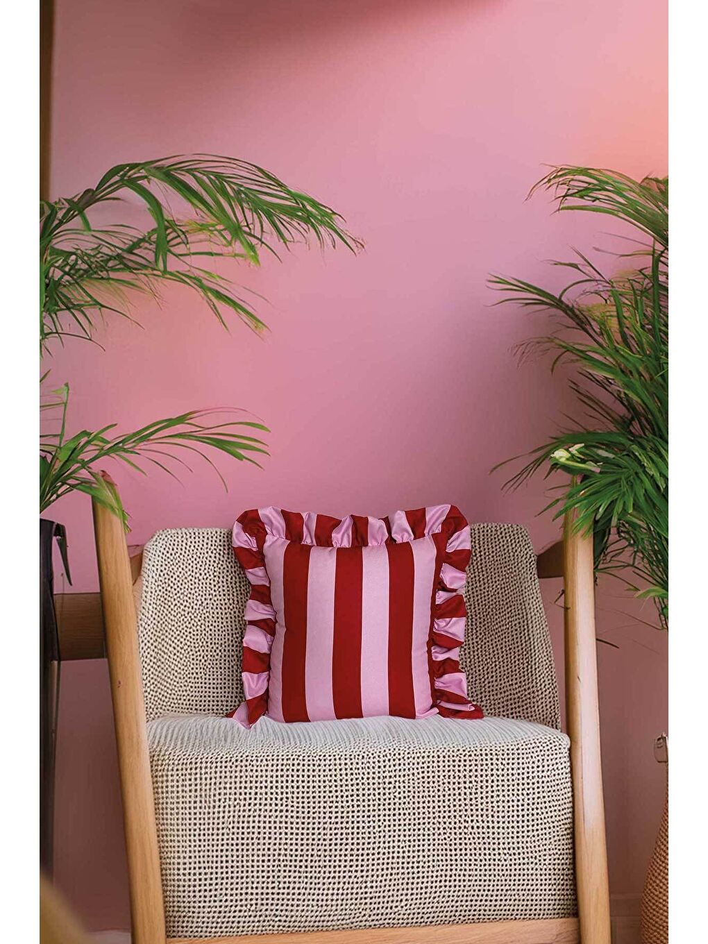 Kırmızı Pembe Çizgili Desen Fırfırlı Dekoratif Kırlent Kılıfı