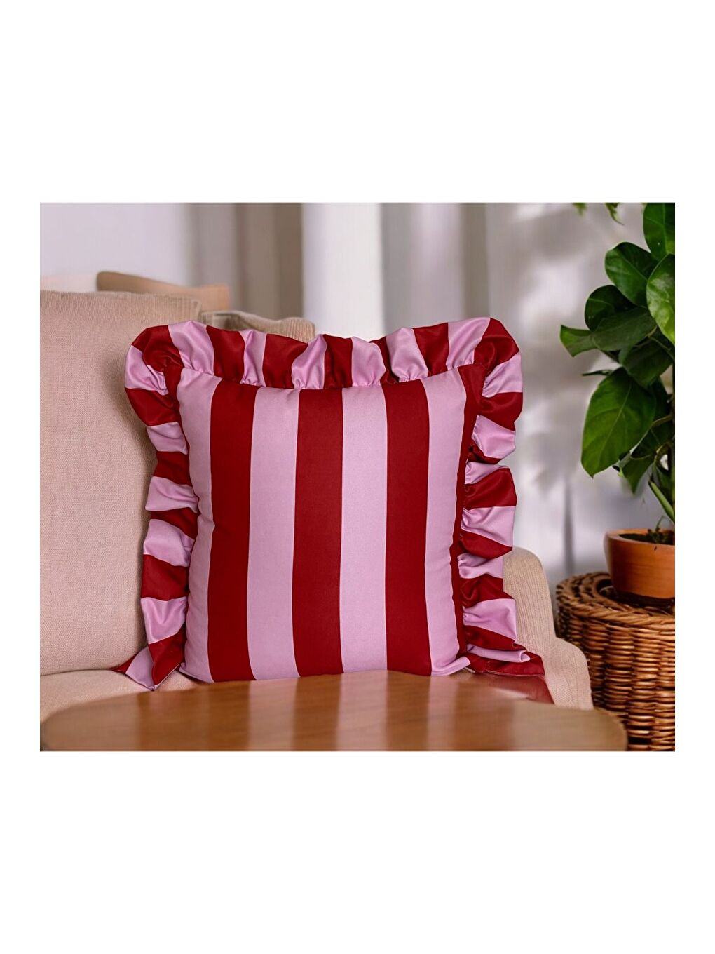 Kırmızı Pembe Çizgili Desen Fırfırlı Dekoratif Kırlent Kılıfı-1