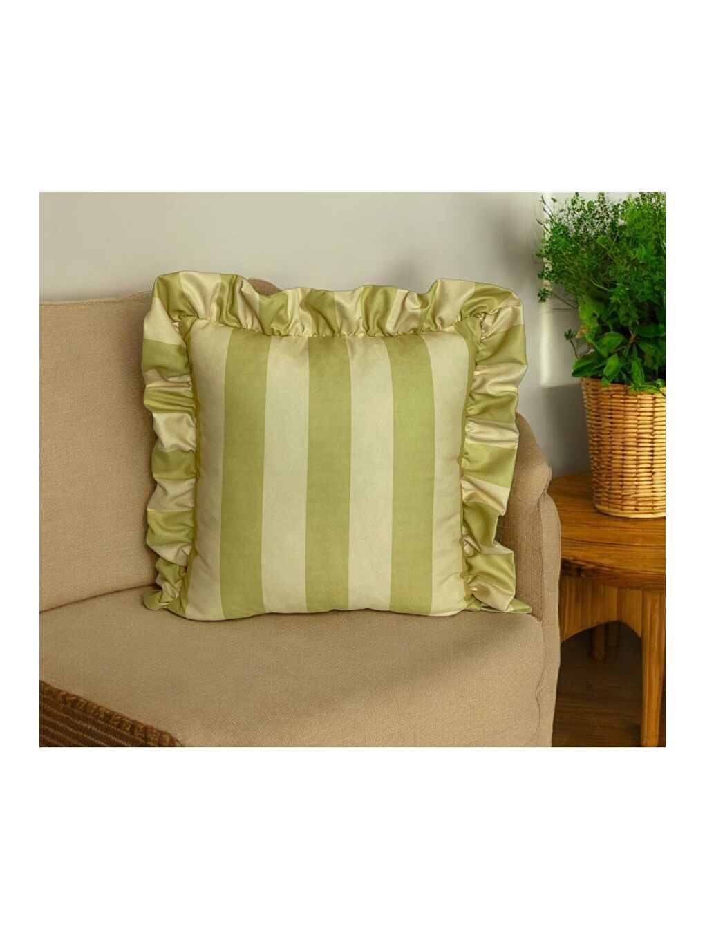 Yeşil Çizgili Desen Fırfırlı Dekoratif Kırlent Kılıfı-1