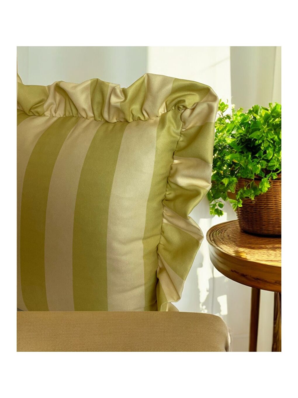 Yeşil Çizgili Desen Fırfırlı Dekoratif Kırlent Kılıfı-3