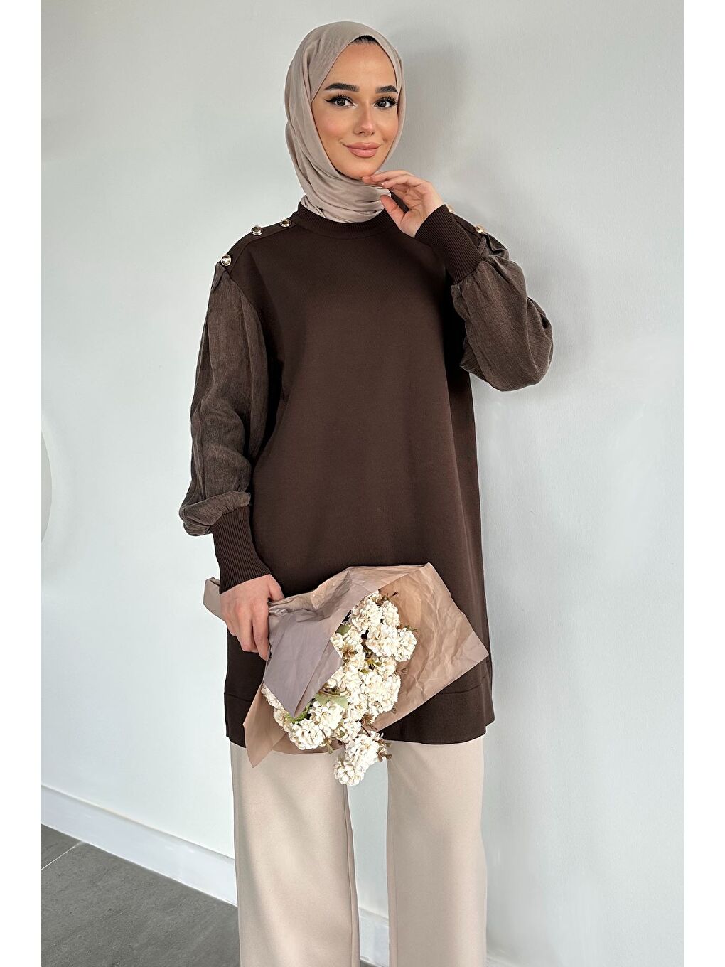 Kahverengi Gülseli Bisiklet Yaka Düğme Detaylı Tesettür Triko Tunik-1