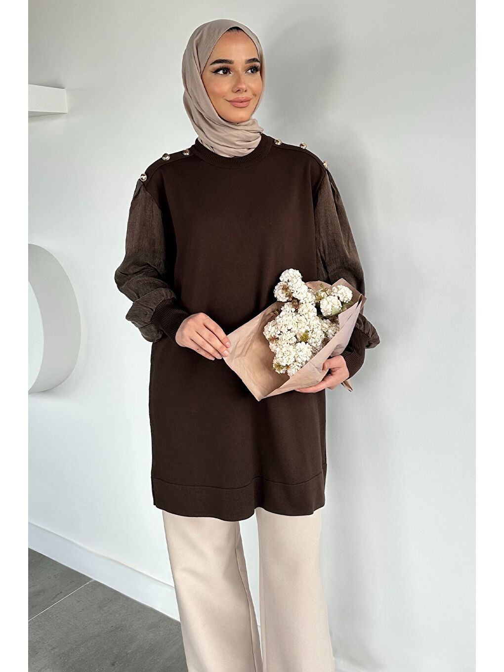 Kahverengi Gülseli Bisiklet Yaka Düğme Detaylı Tesettür Triko Tunik-3