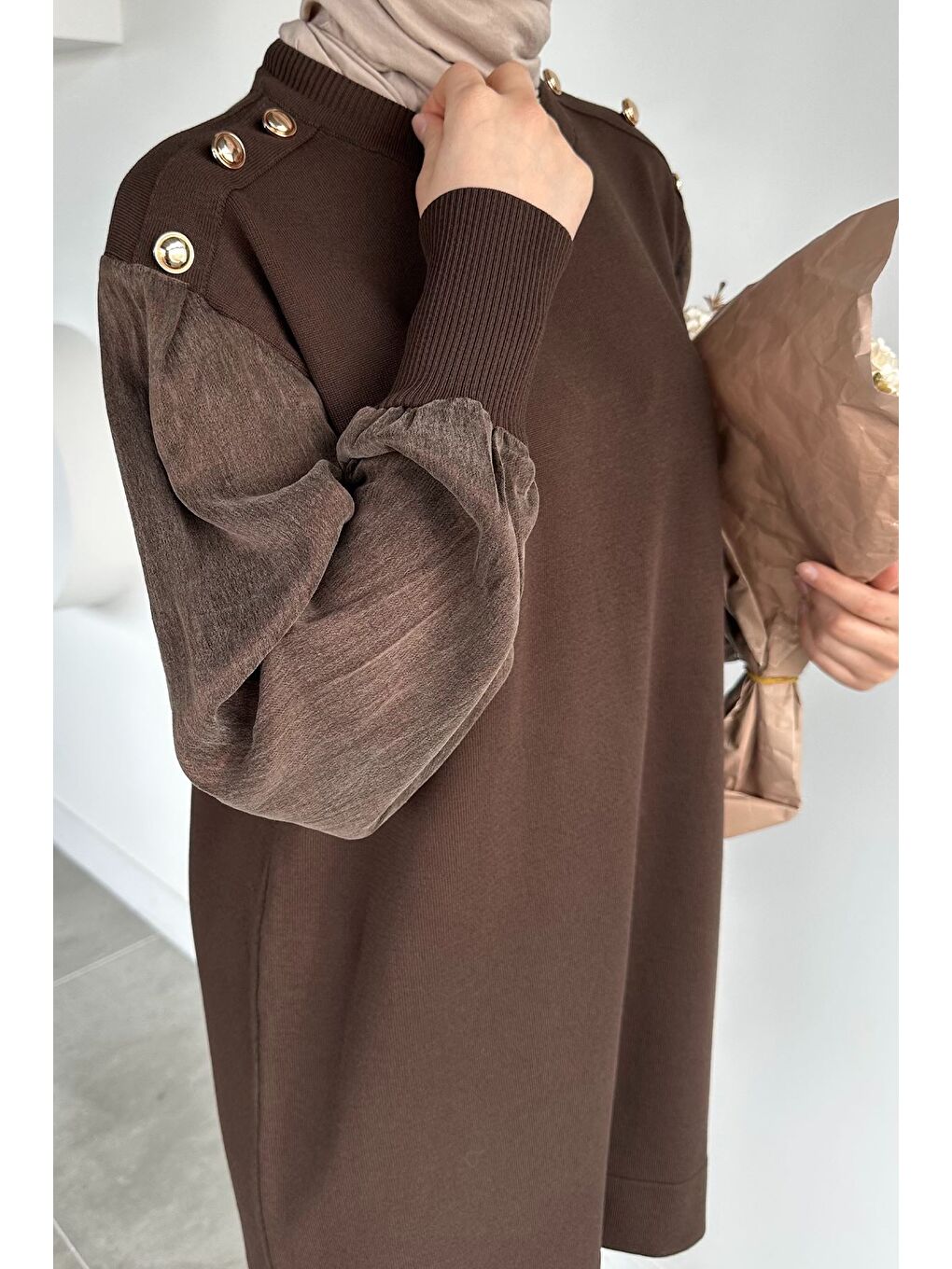 Kahverengi Gülseli Bisiklet Yaka Düğme Detaylı Tesettür Triko Tunik-6