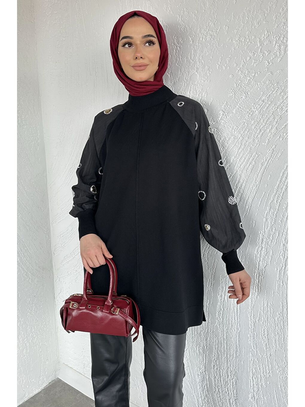 Siyah Gülseli Kolları Taş Detaylı Tesettür Tunik-1