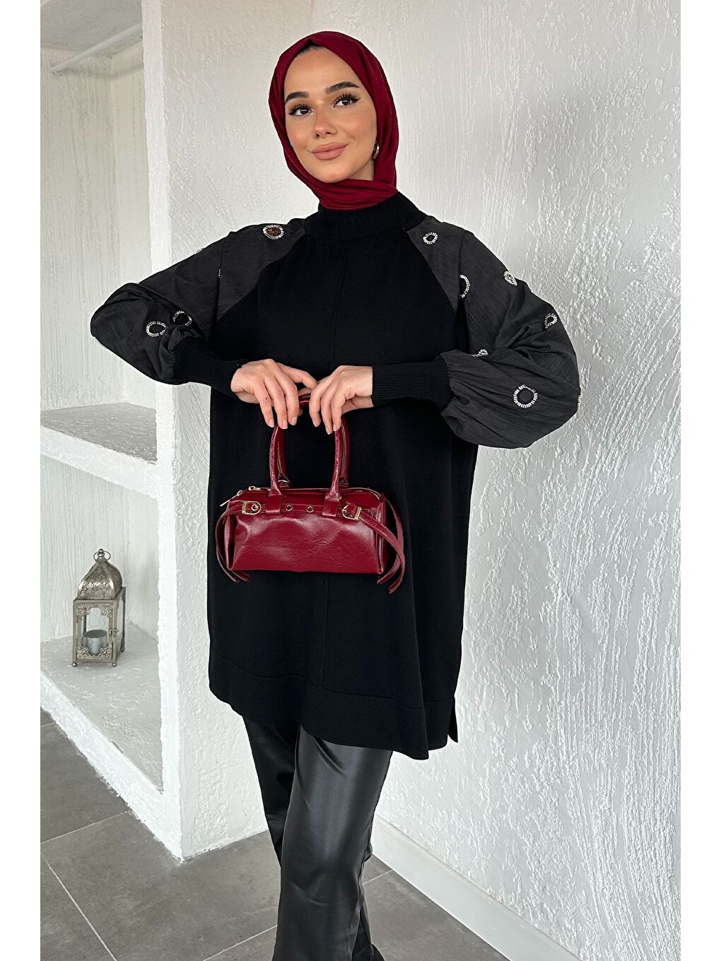 Siyah Gülseli Kolları Taş Detaylı Tesettür Tunik-3