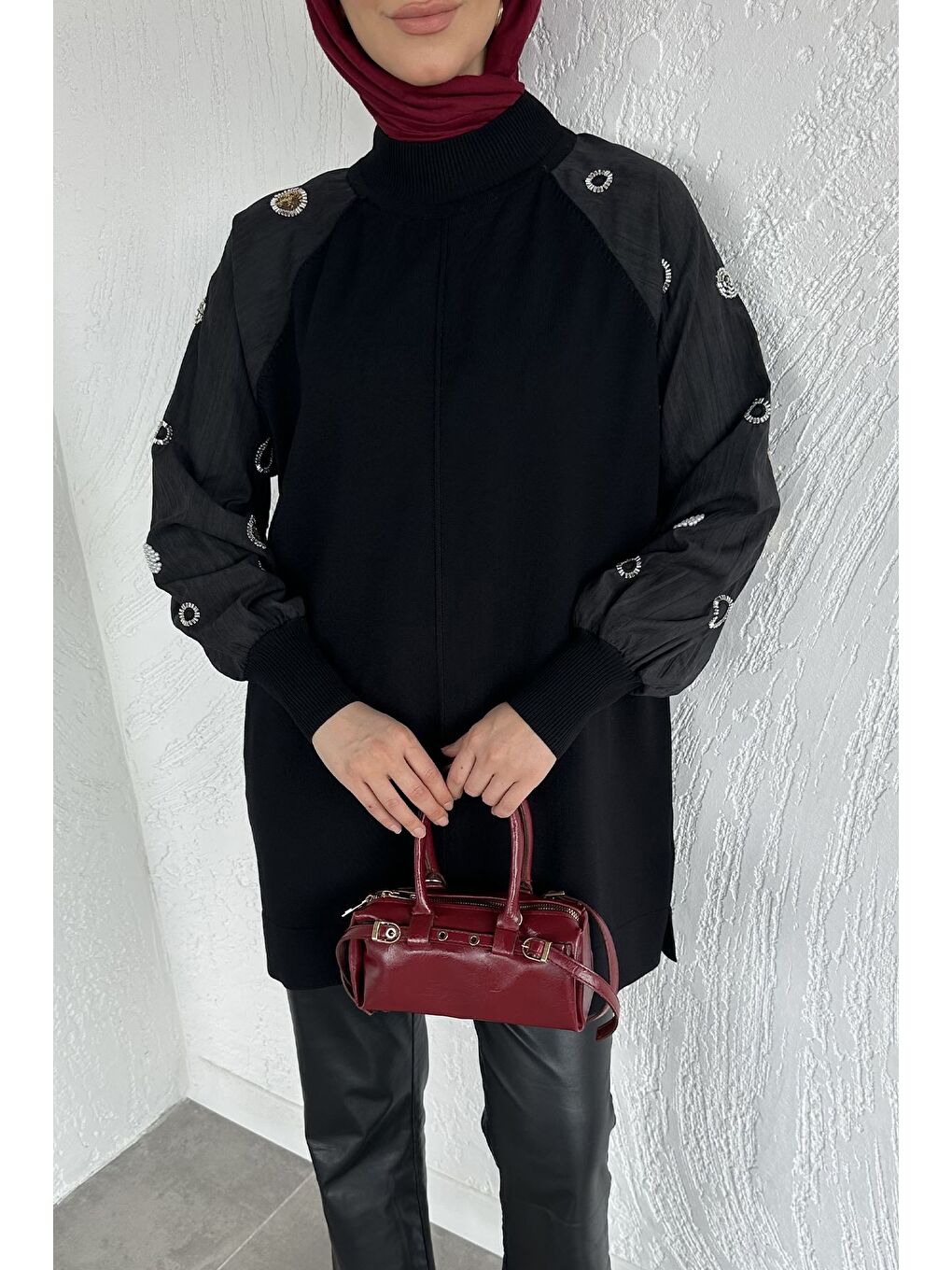 Siyah Gülseli Kolları Taş Detaylı Tesettür Tunik-4