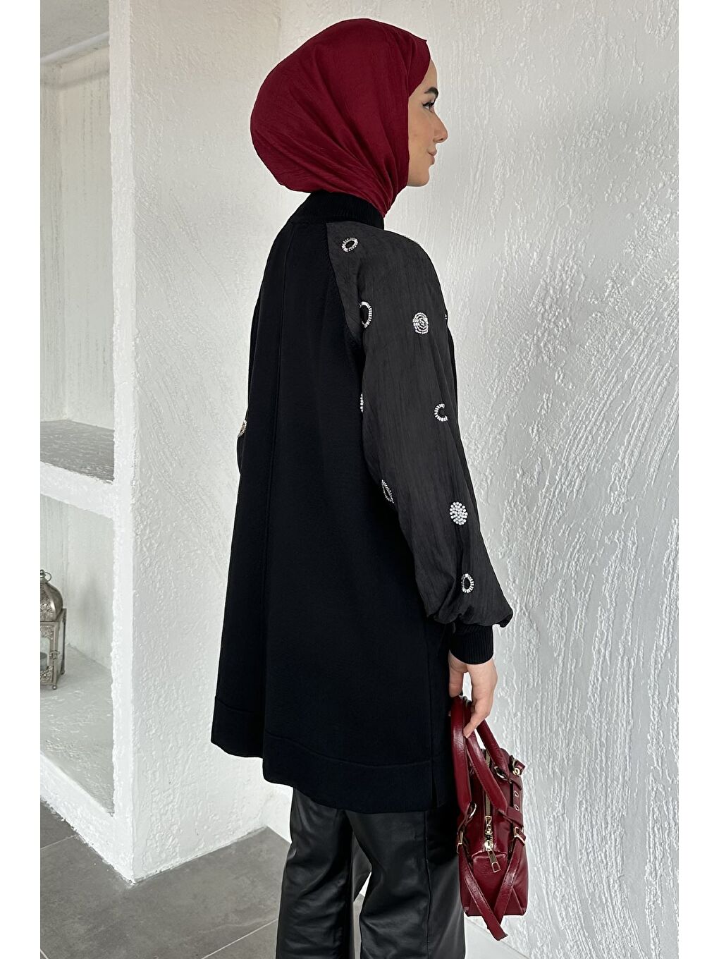 Siyah Gülseli Kolları Taş Detaylı Tesettür Tunik-7