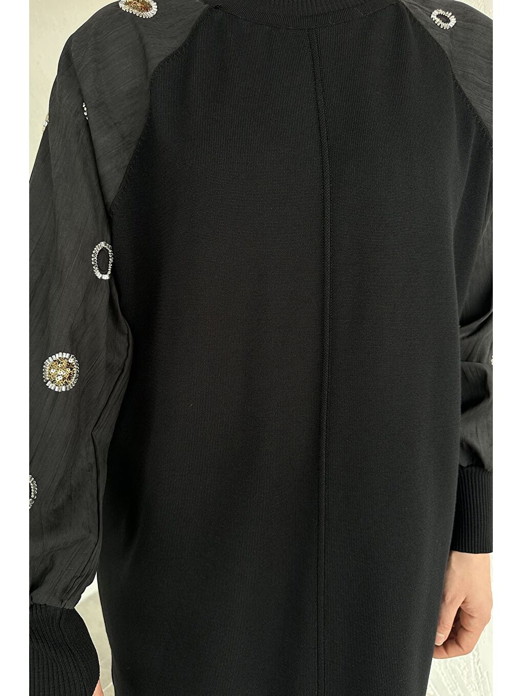 Siyah Gülseli Kolları Taş Detaylı Tesettür Tunik-8