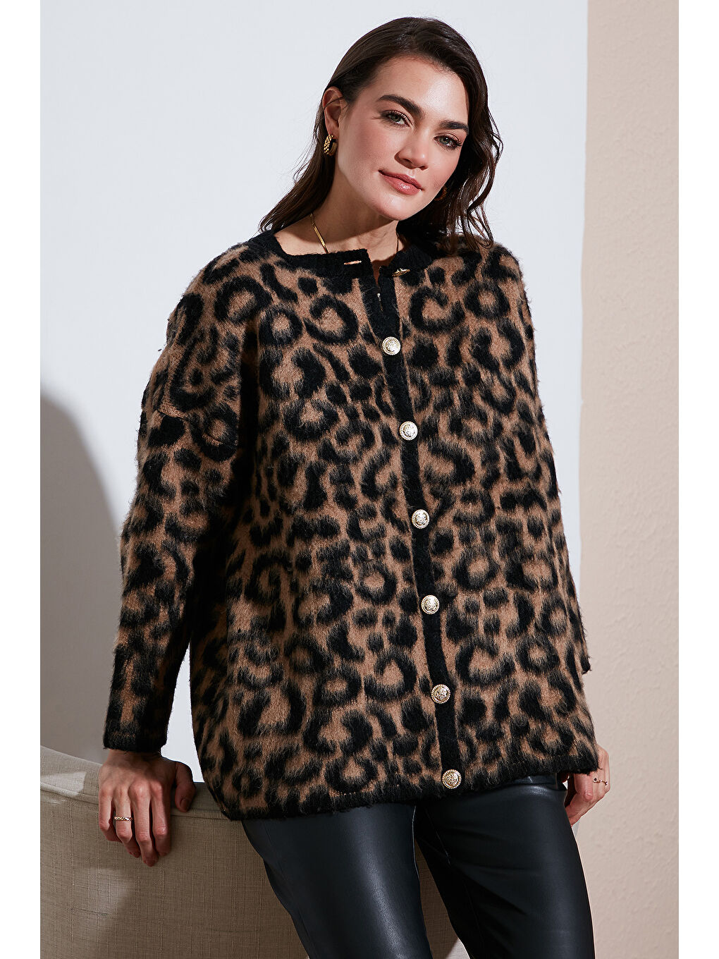 Kahverengi Standart Fit Leoparlı Yumuşak Dokulu Hırka 4614504-1