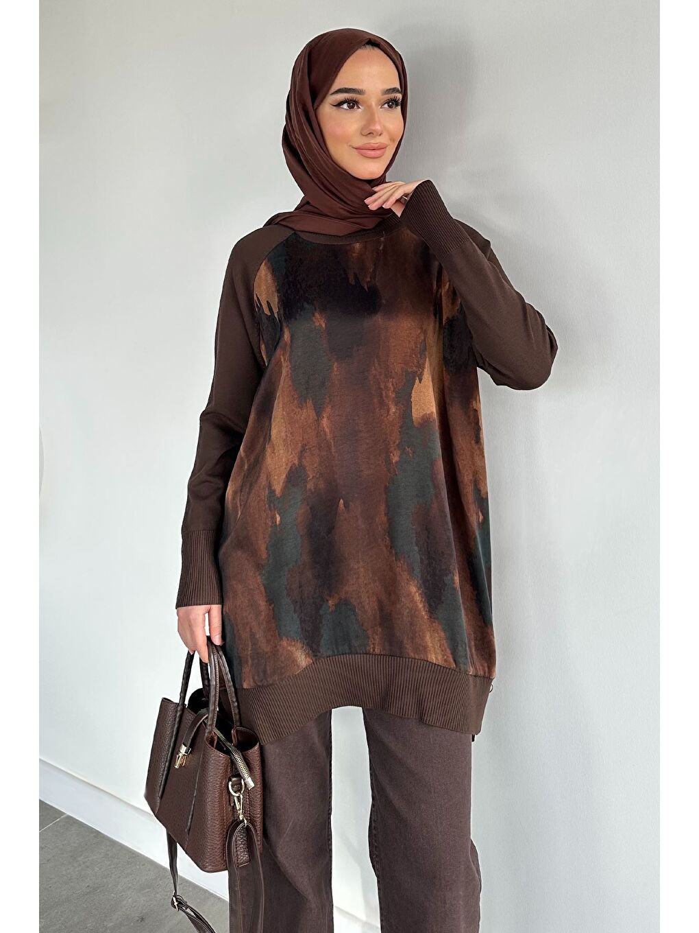 Kahverengi Gülseli Yan Fermuar Detaylı İpek Kübra Kumaş Tesettür Triko Tunik-1