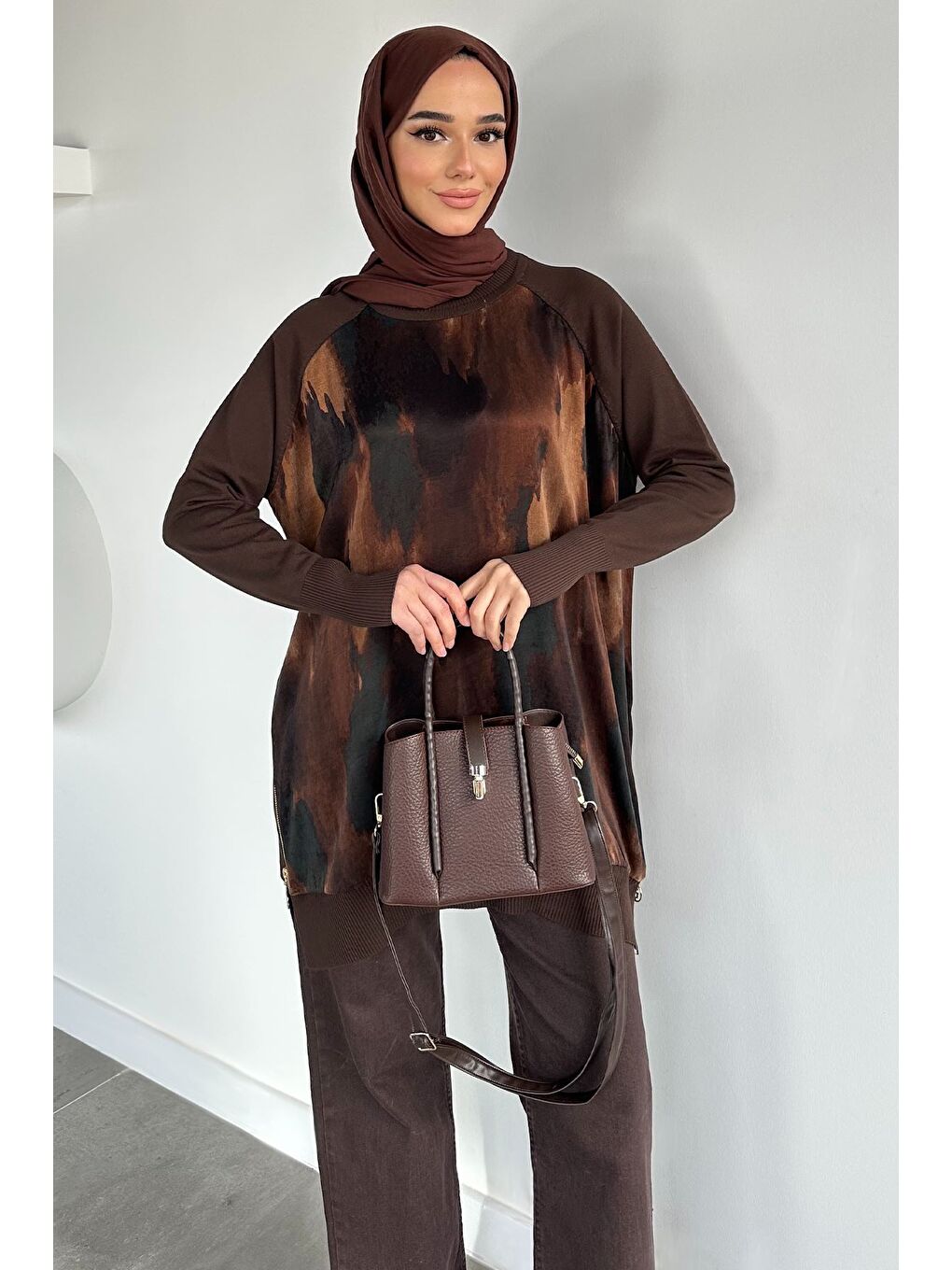 Kahverengi Gülseli Yan Fermuar Detaylı İpek Kübra Kumaş Tesettür Triko Tunik-2