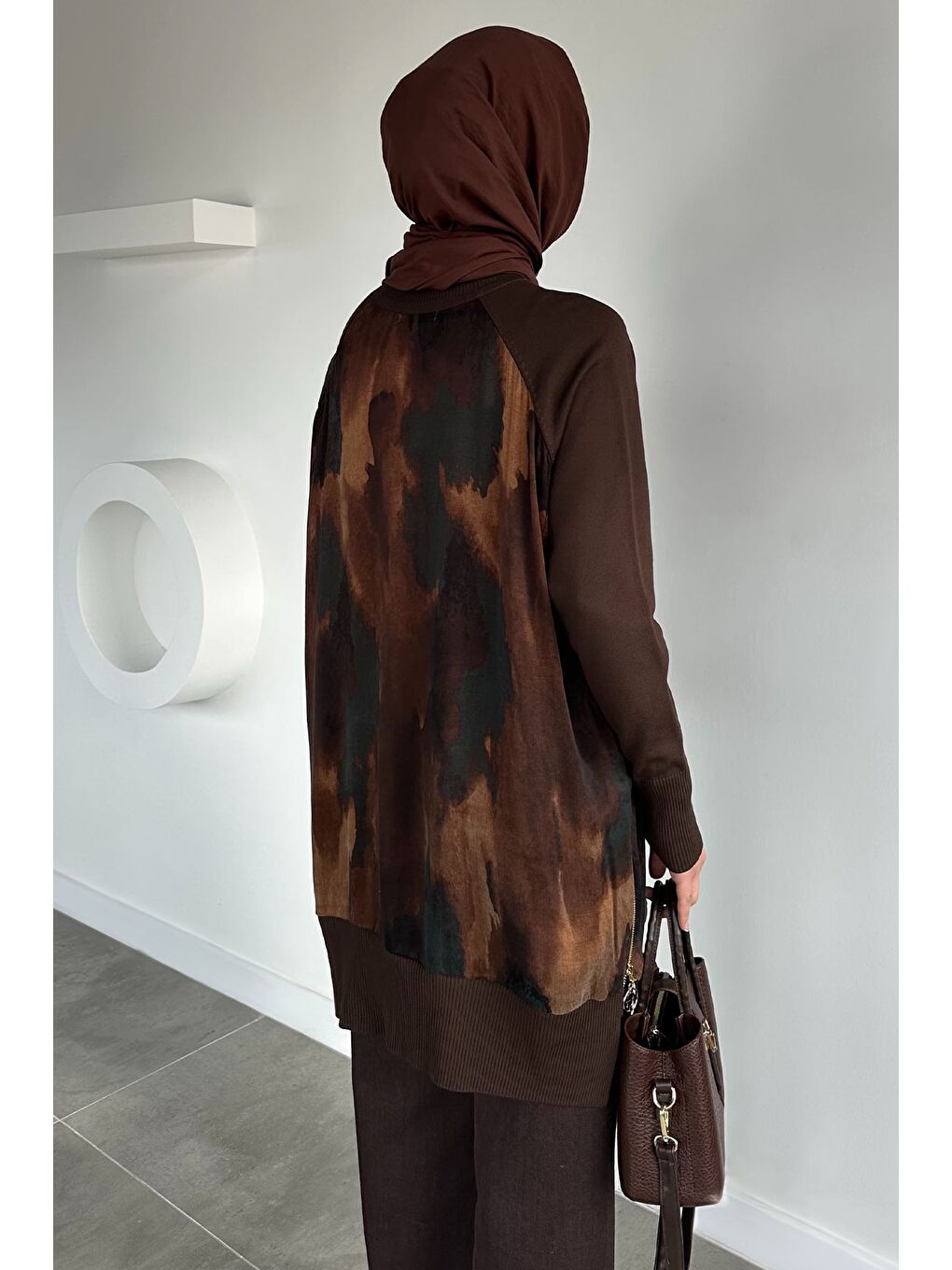 Kahverengi Gülseli Yan Fermuar Detaylı İpek Kübra Kumaş Tesettür Triko Tunik-4