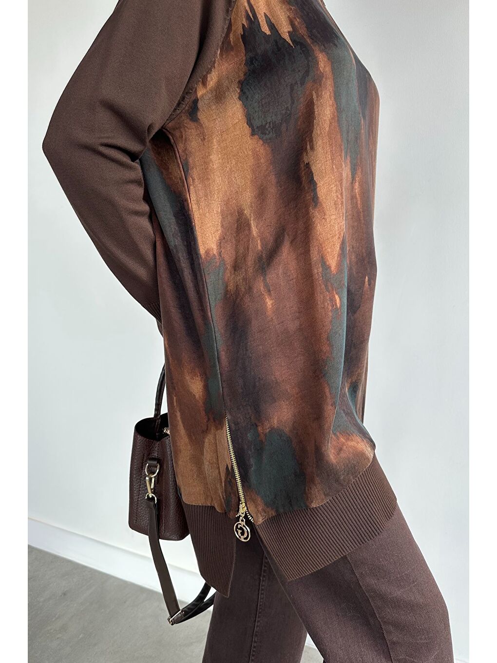 Kahverengi Gülseli Yan Fermuar Detaylı İpek Kübra Kumaş Tesettür Triko Tunik-6