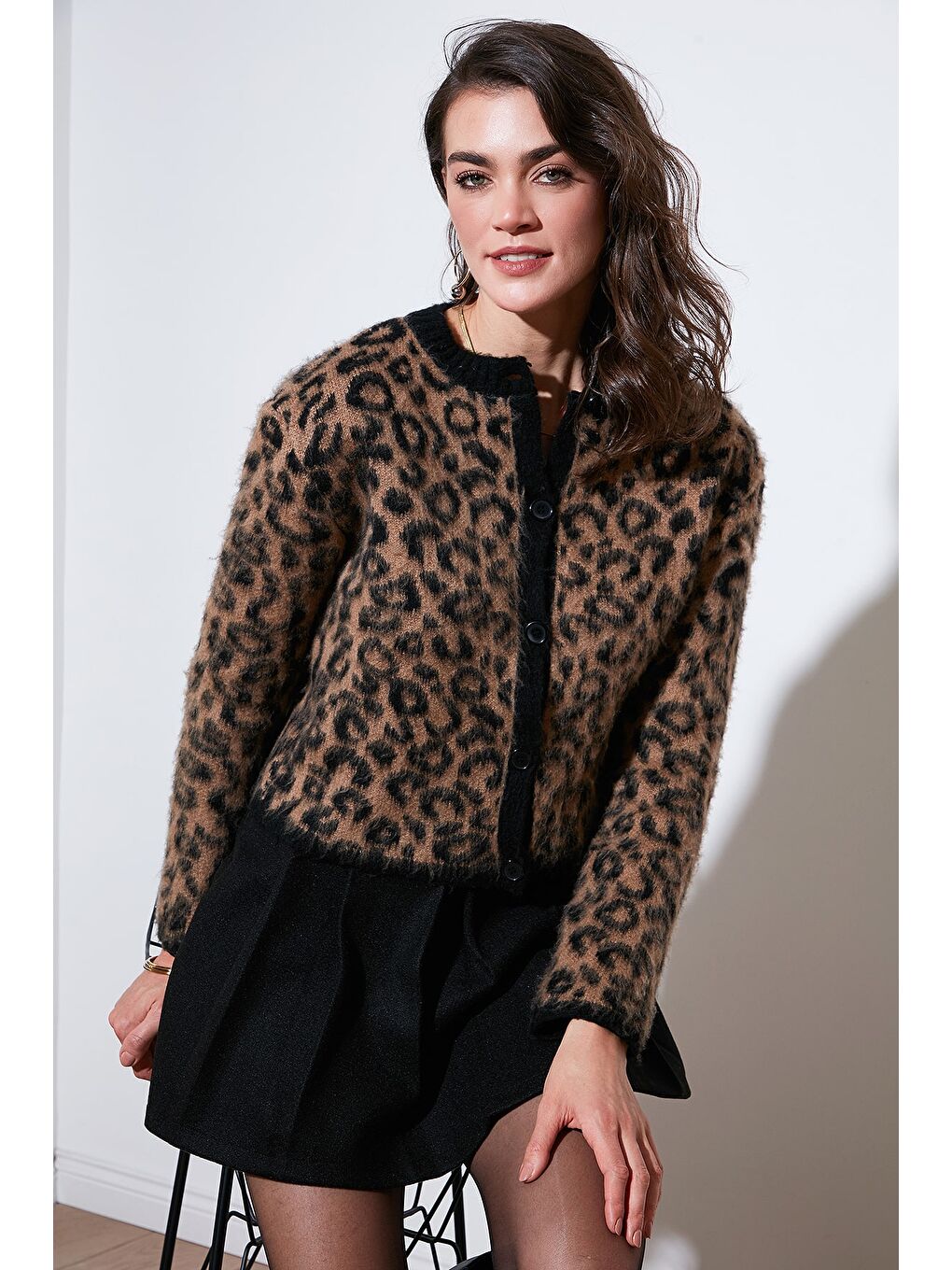 Kahverengi Standart Fit Leoparlı Yumuşak Dokulu Crop Hırka 4614502-1